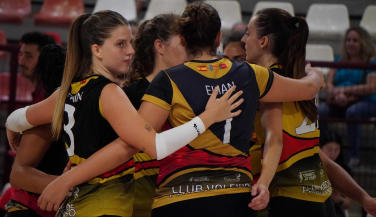 CV Paterna-Liceo Hienas gana al líder invicto Barça CVB 