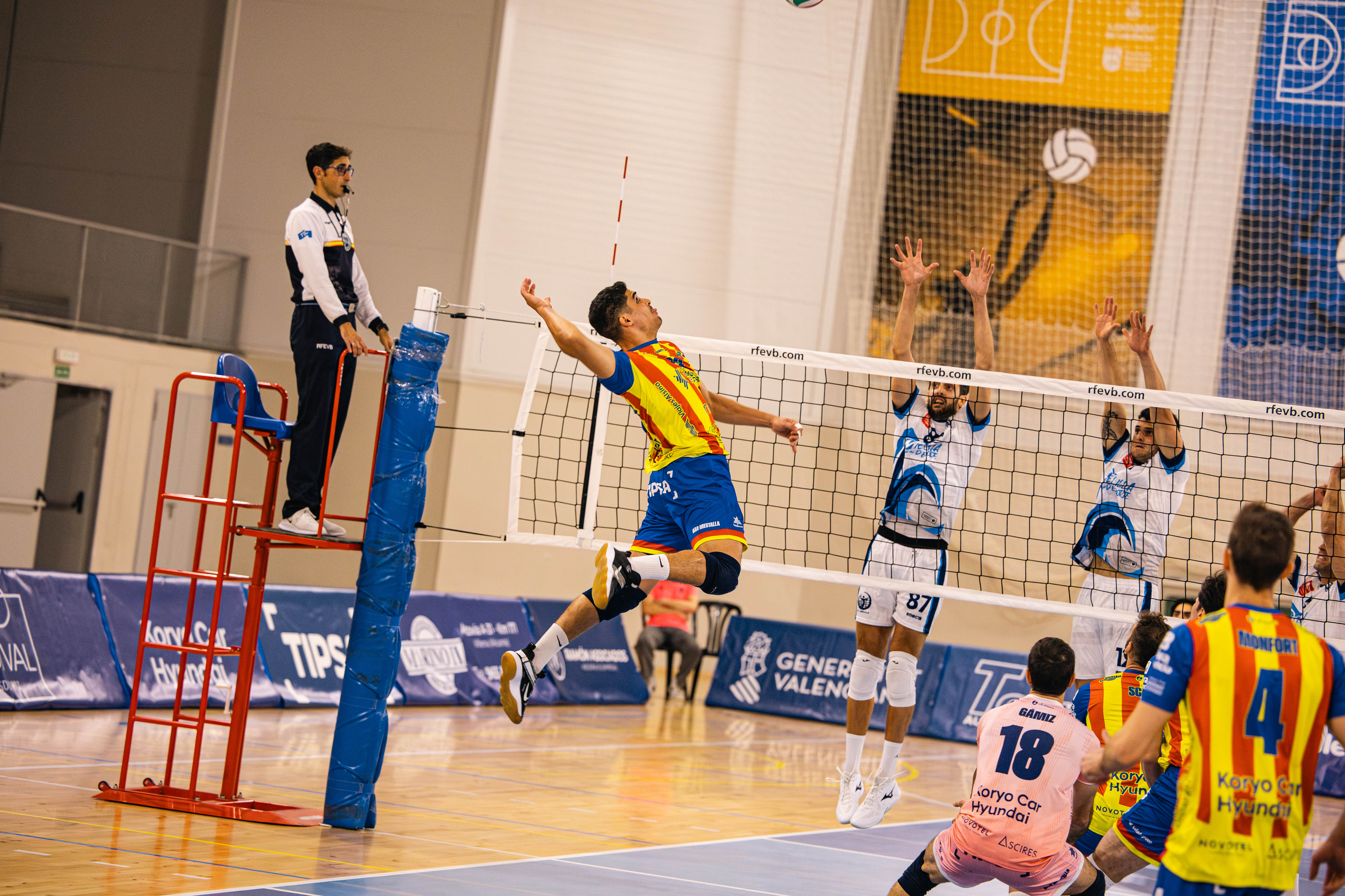 Tres líderes y una jornada llena de remontadas en la cuarta jornada de Superliga Masculina