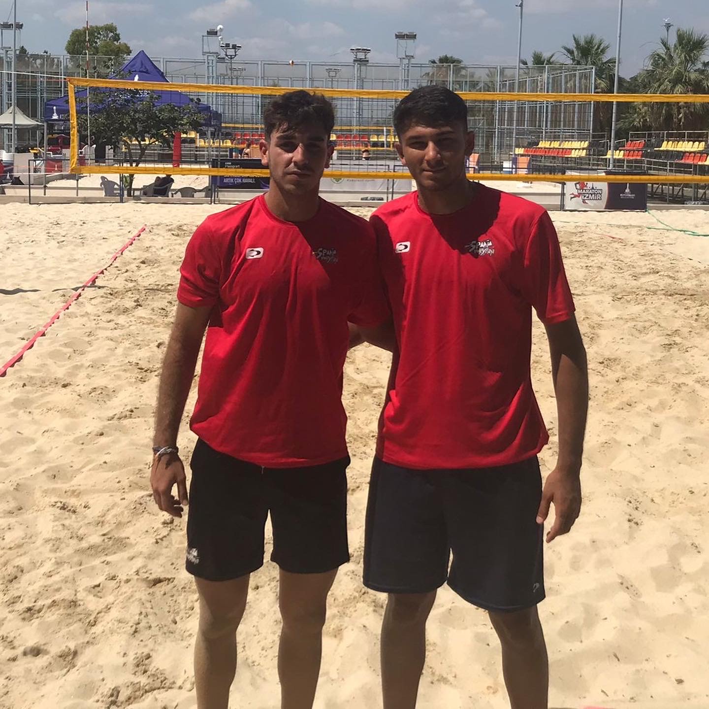 Saucedo/ Viera y Moreno Vergara ya están en Esmirna para disputar el europeo sub 20 de voley playa.